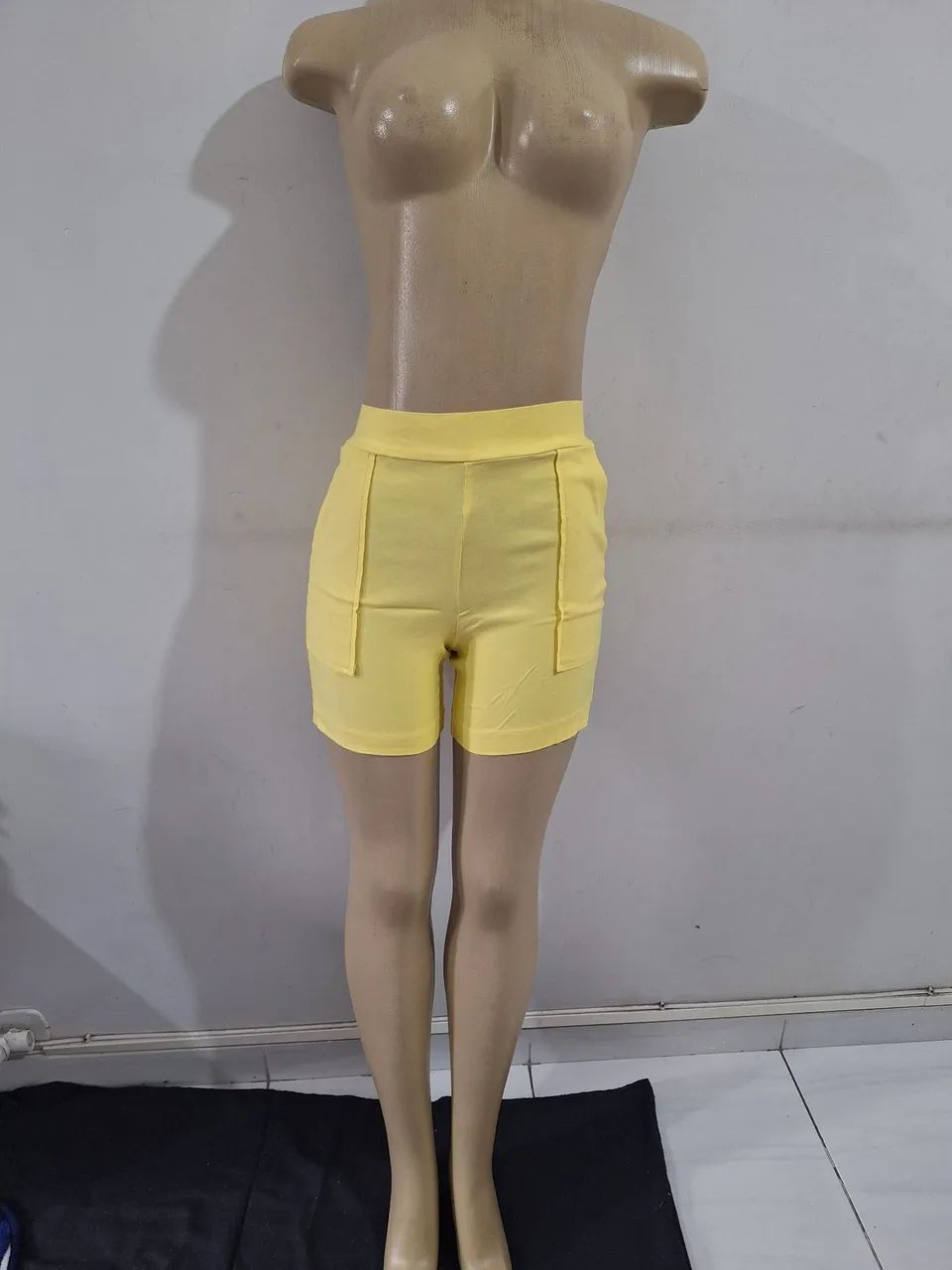 Short feminino amarelo 