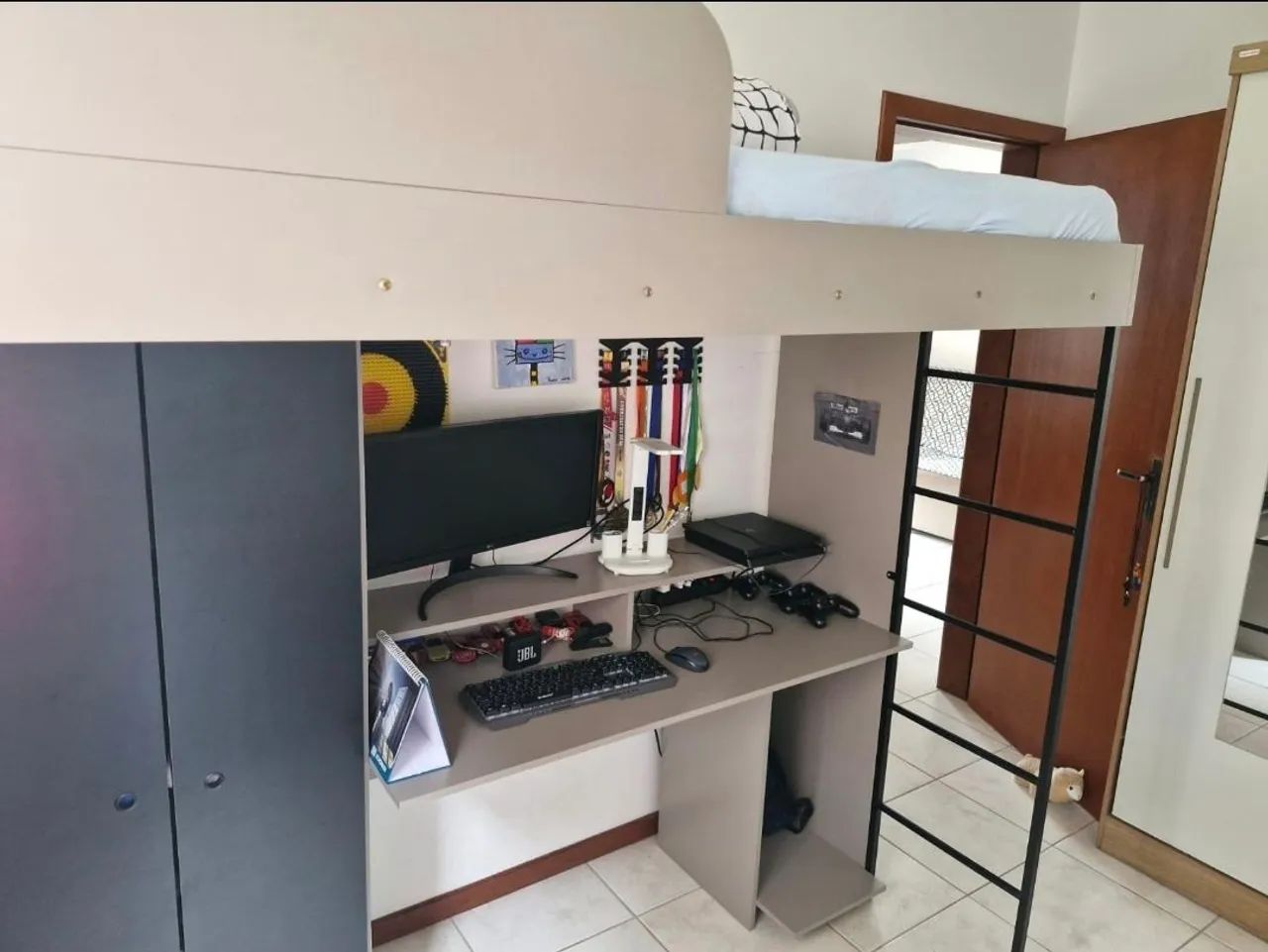 Cama beliche  com mesa e guarda roupa  - Foto 3