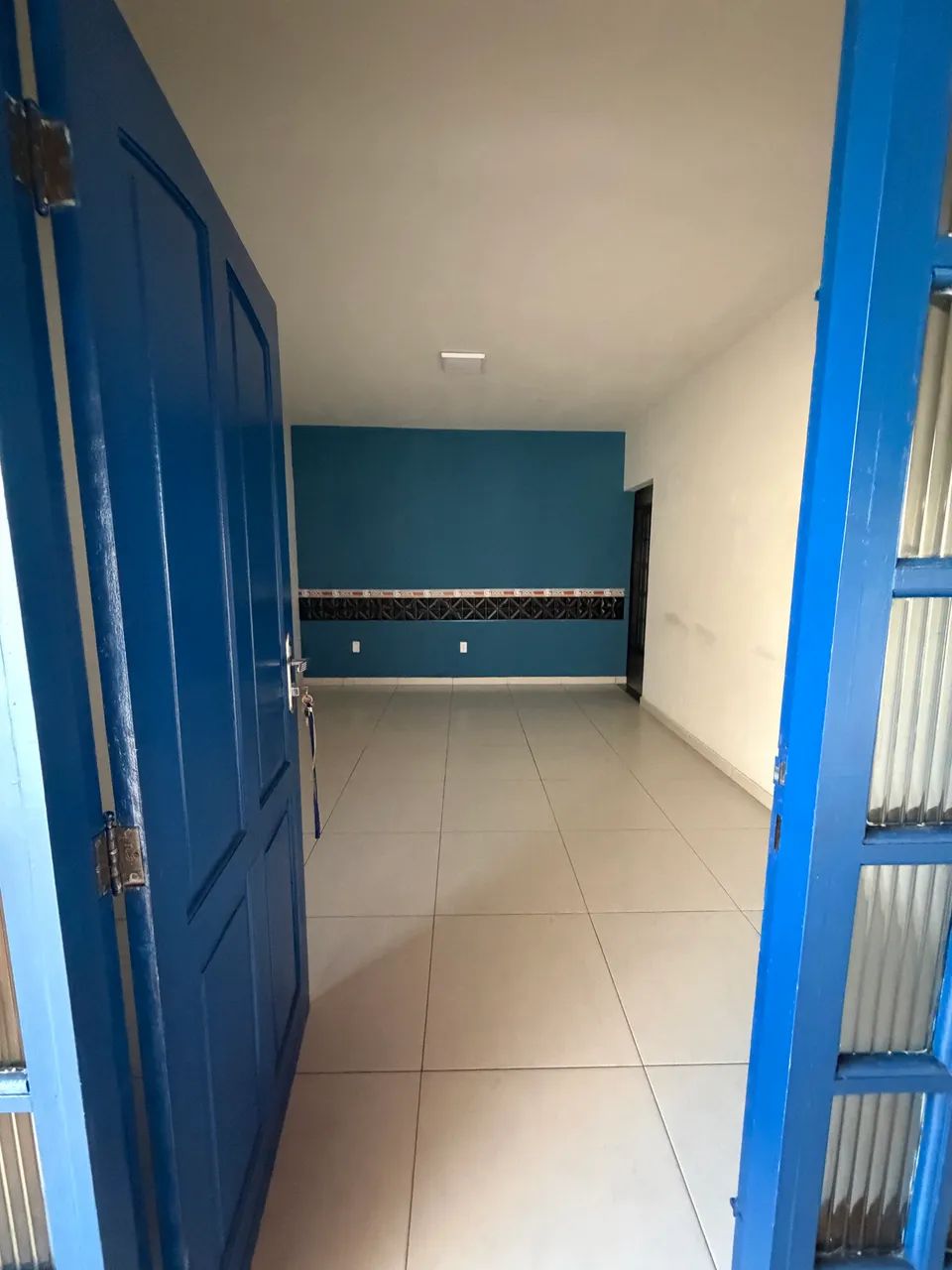 Casa de Esquina com 3 Quartos e Amplo Quintal na Rua Principal - Foto 4