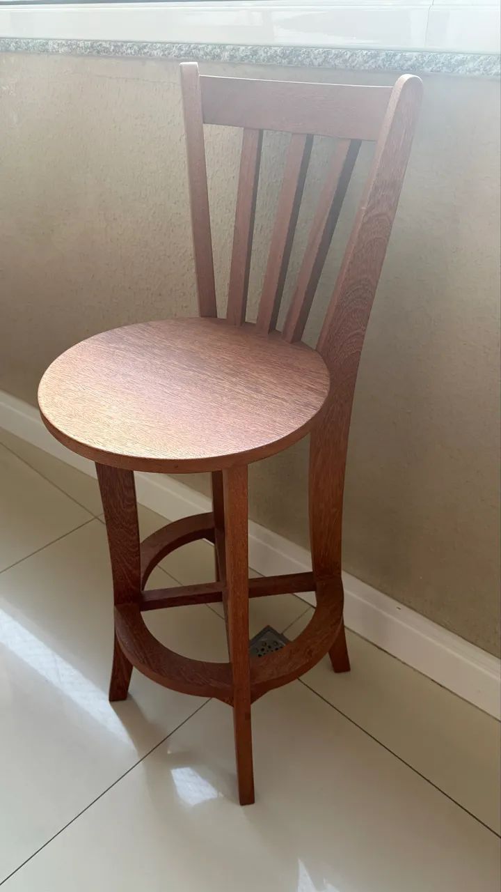 Banquetas para balcão de madeira maciça bem trabalhada