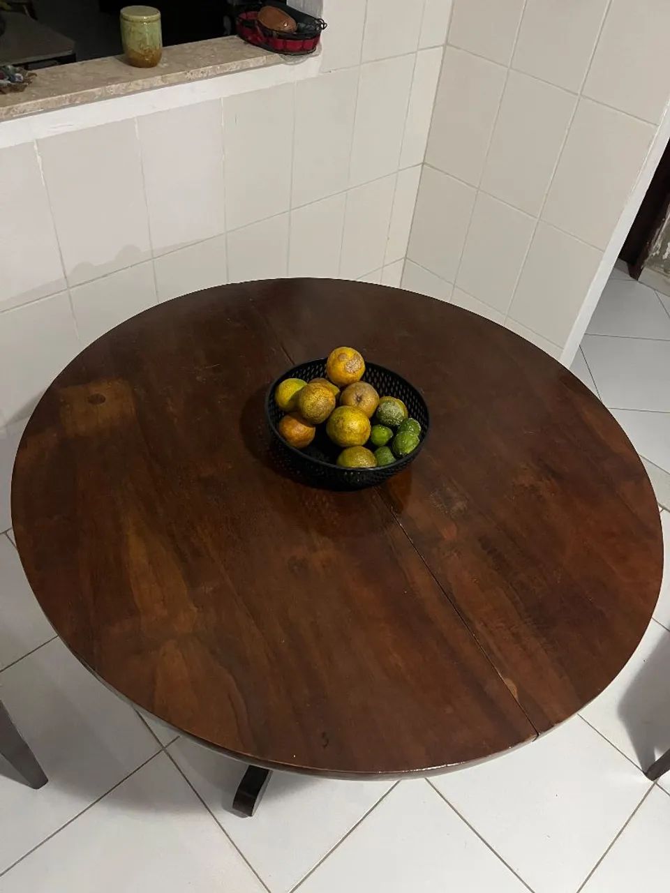 Vendo mesa colonial com 4 cadeiras acolchoadas 