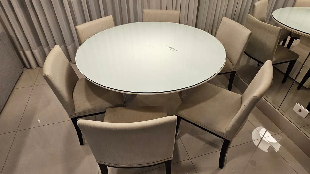 Mesa de madeira laqueada