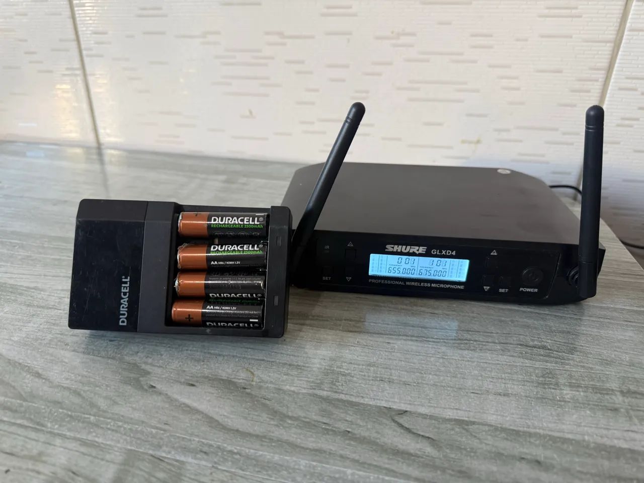 Microfone sem fio com pilhas