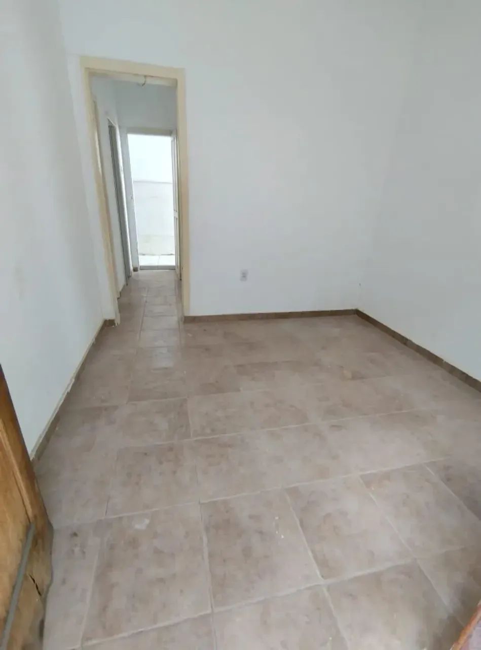 CASA COM 2 QUARTOS EM CENTRO - ACEITO ENTRADA - Foto 2