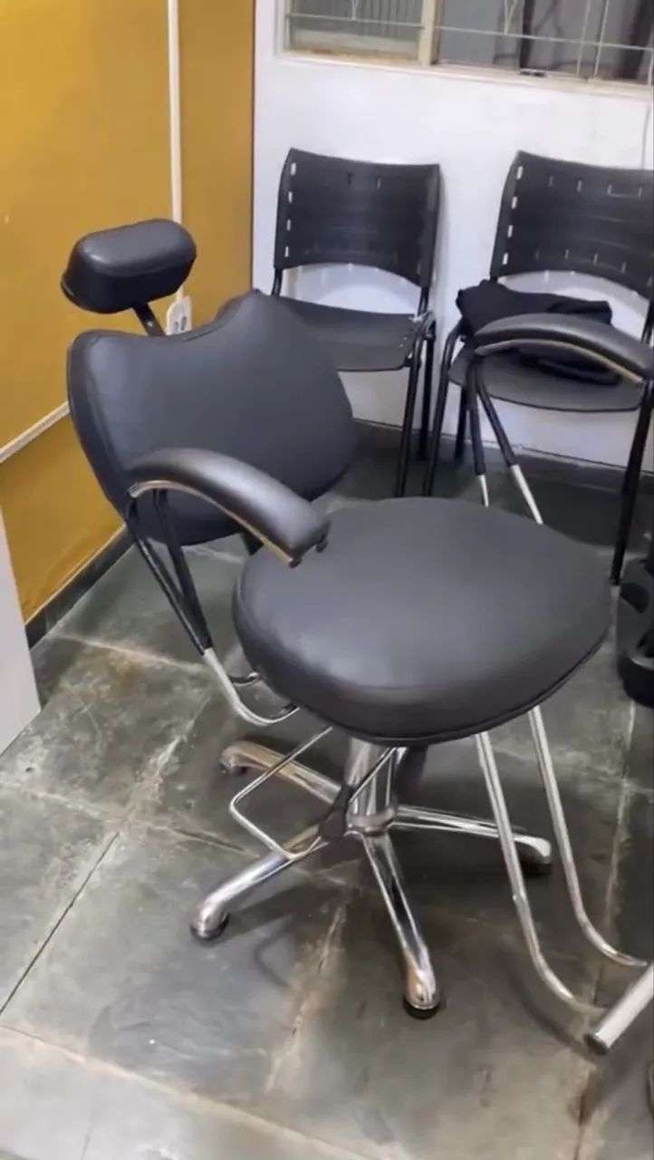 Vendo cadeira de barbeiro - Foto 2