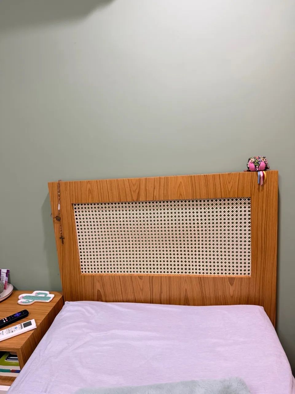 Cama de solteiro em madeira com cabeceira de palhinha