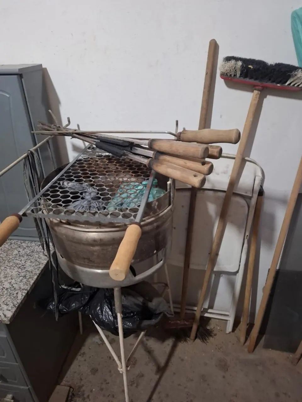 Churrasqueira com grelha e espetos