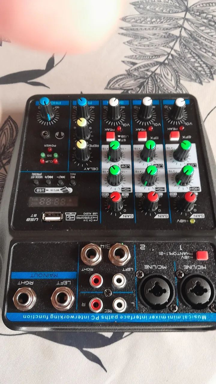Mesa de som estéreo com dois canais e dois de saída