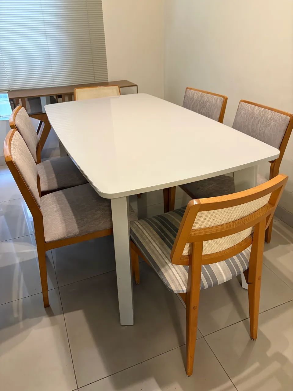 Mesa de jantar e 6 cadeiras