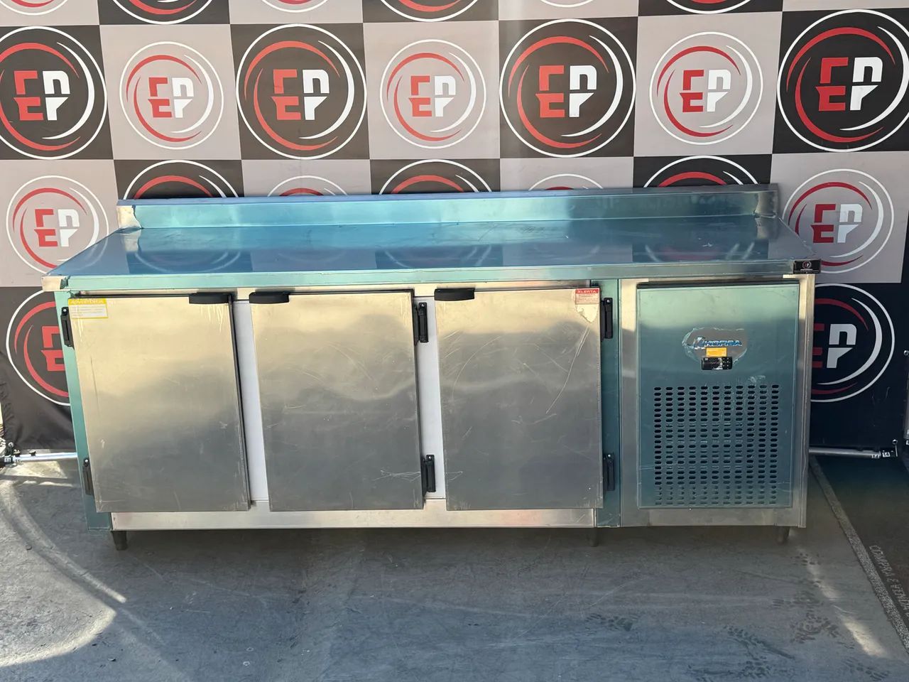 VENDO UM BALCÃO REFRIGERADO 3 PORTAS KOFISA NOVO COM PREÇO DE USADO - Foto 2