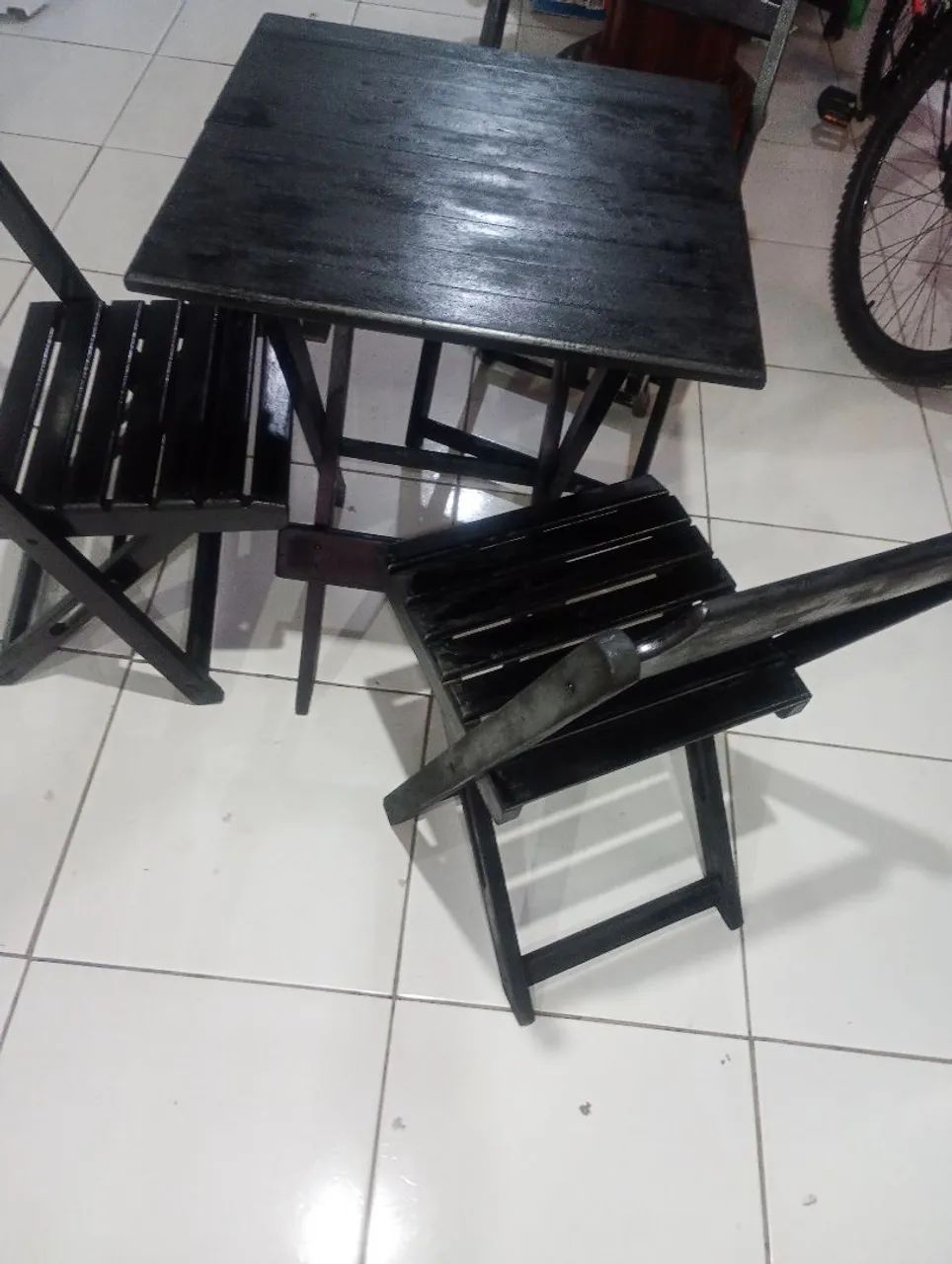 Mesa de madeira com três cadeiras 