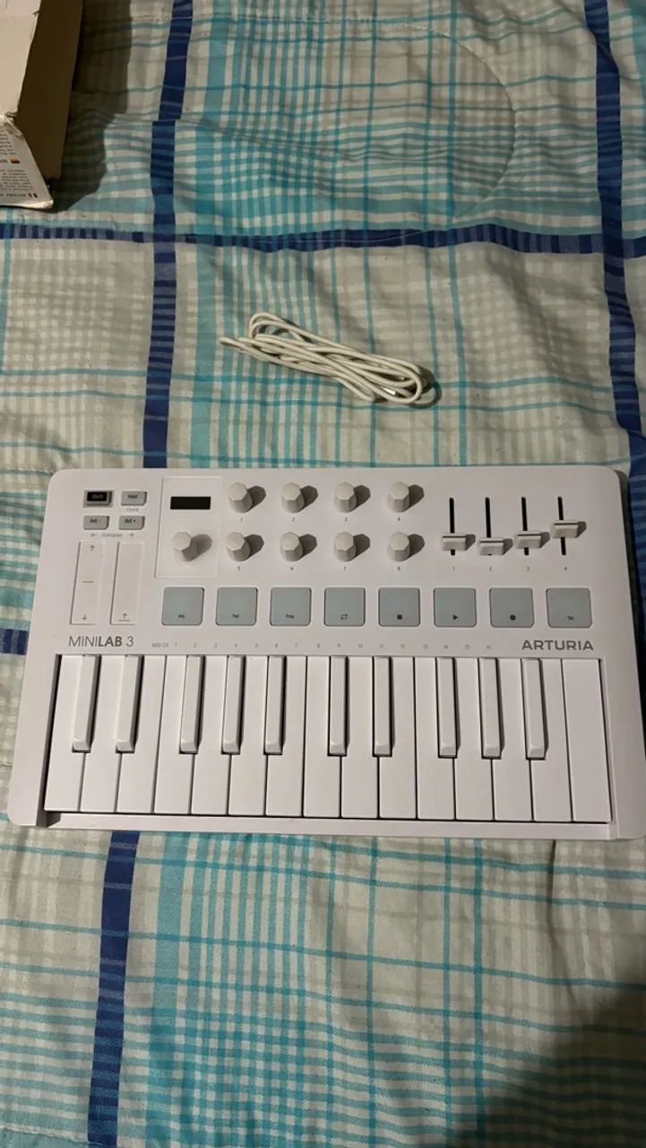 Controlador MiniLab 3 Alpine White - Instrumentos musicais