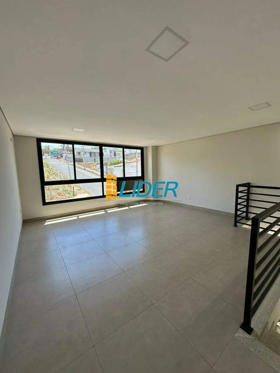 SALA COMERCIAL COM MEZANINO