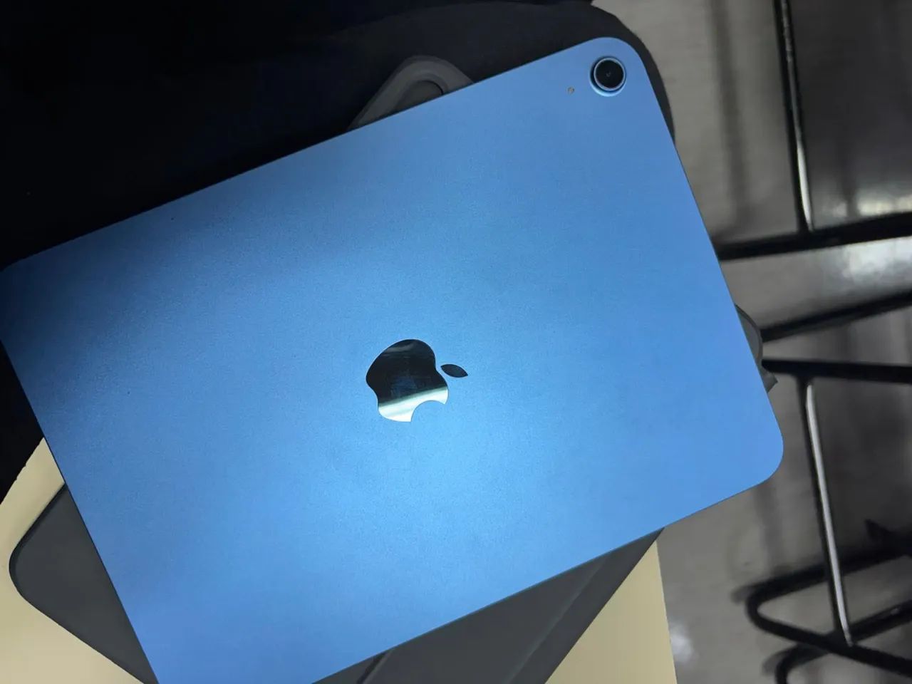 Vendo iPad 11 geração 16A 128gb Azul + capinha com trackpad - Foto 2