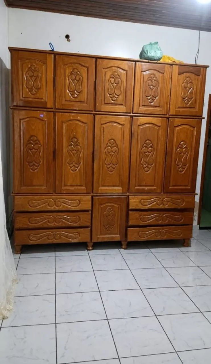 Guarda-roupa de madeira