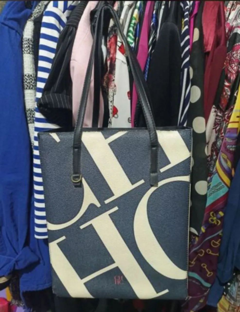 Bolsa tote Carolina Herrera preta e branca  - Foto 4