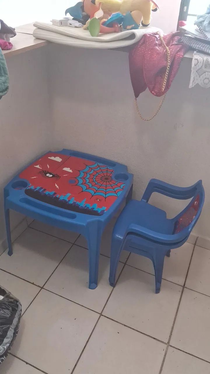Vendo kit mesa e 2 cadeira 