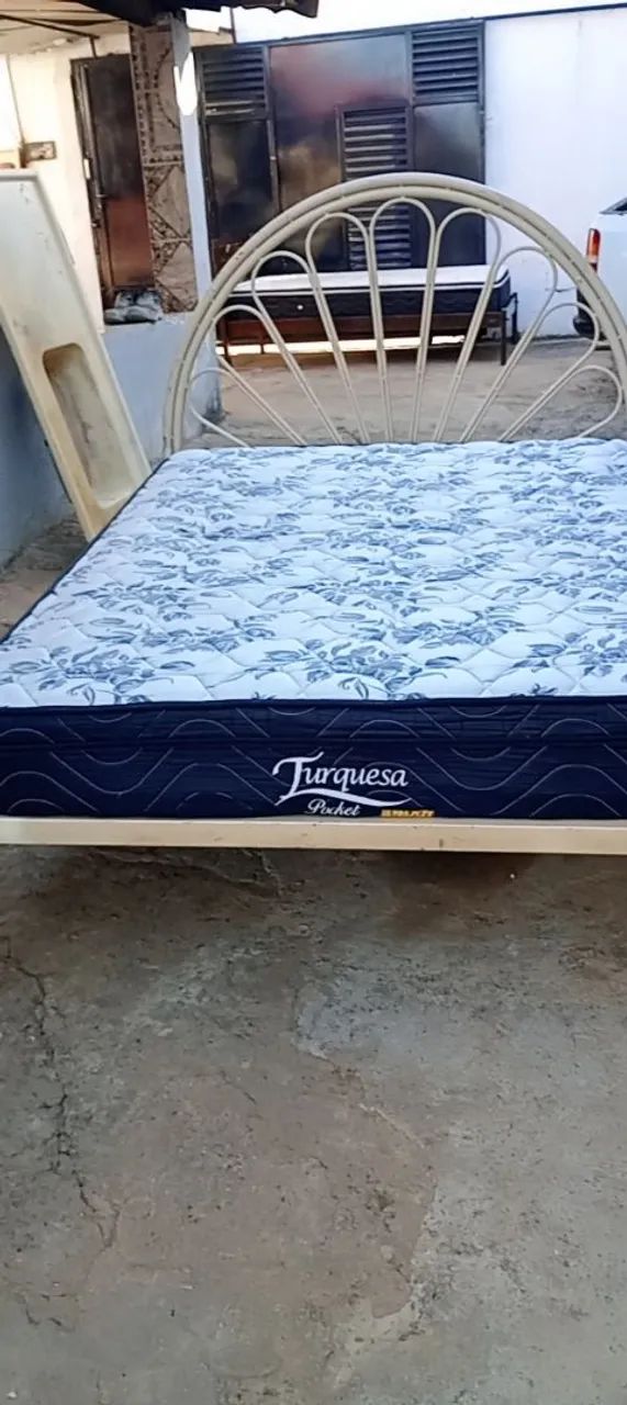 Vendo essa cama com colchão 