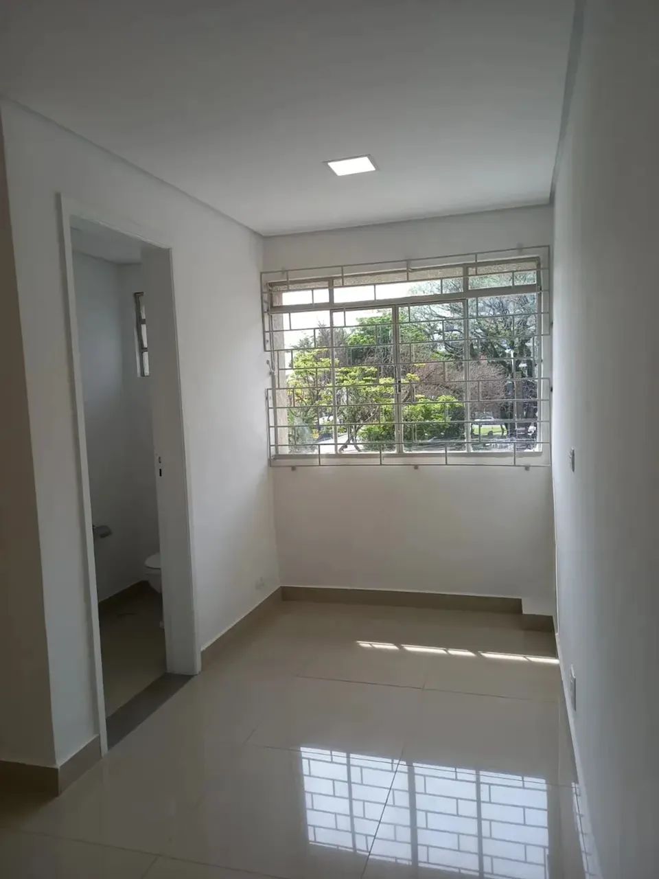 Sala Comercial para Alugar Com 2 Ambientes 39m² Frente ao Shopping Palladium -Água Verde-  - Foto 11