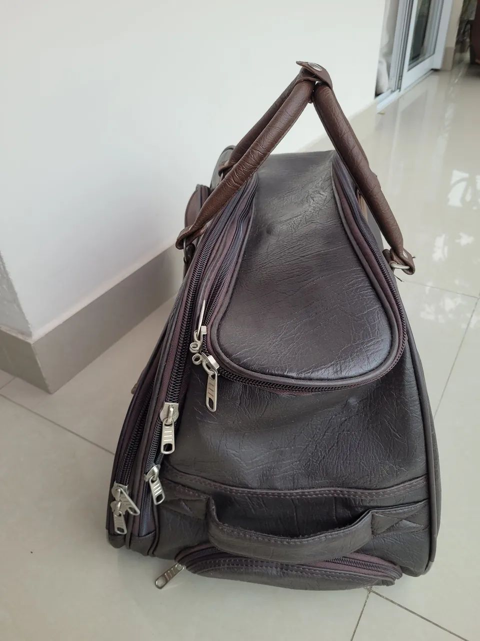 Bolsa de viagem em couro com rodízios  - Foto 2