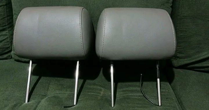 Encosto de cabeça de carro com tela.