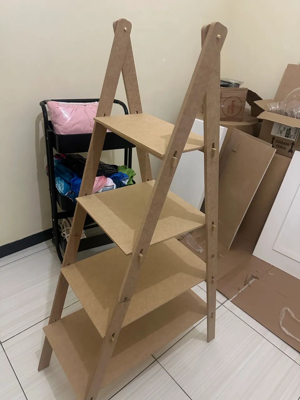 Escada pegue e monte de mdf nunca usada  - Foto 2