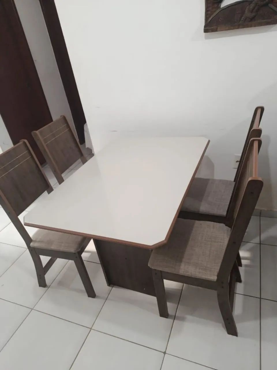 Mesa 0,75 x 1,10 mts. Com 4 cadeiras estofadas, ótimo estado  - Foto 3