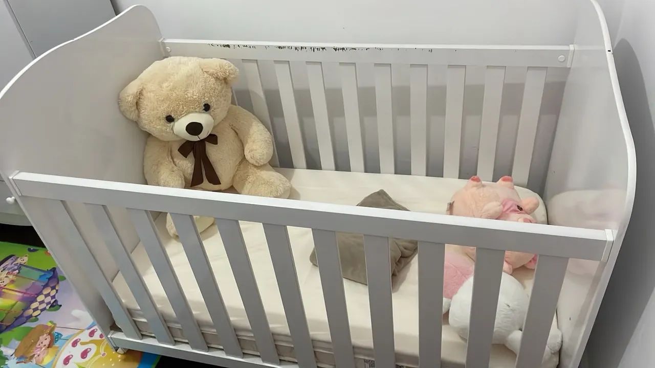 Berço de bebê com colchão 