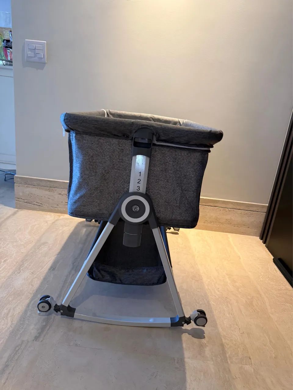 Berço portátil co-bed com 4 rodas e balanço fácil de transportar impecável - Foto 2