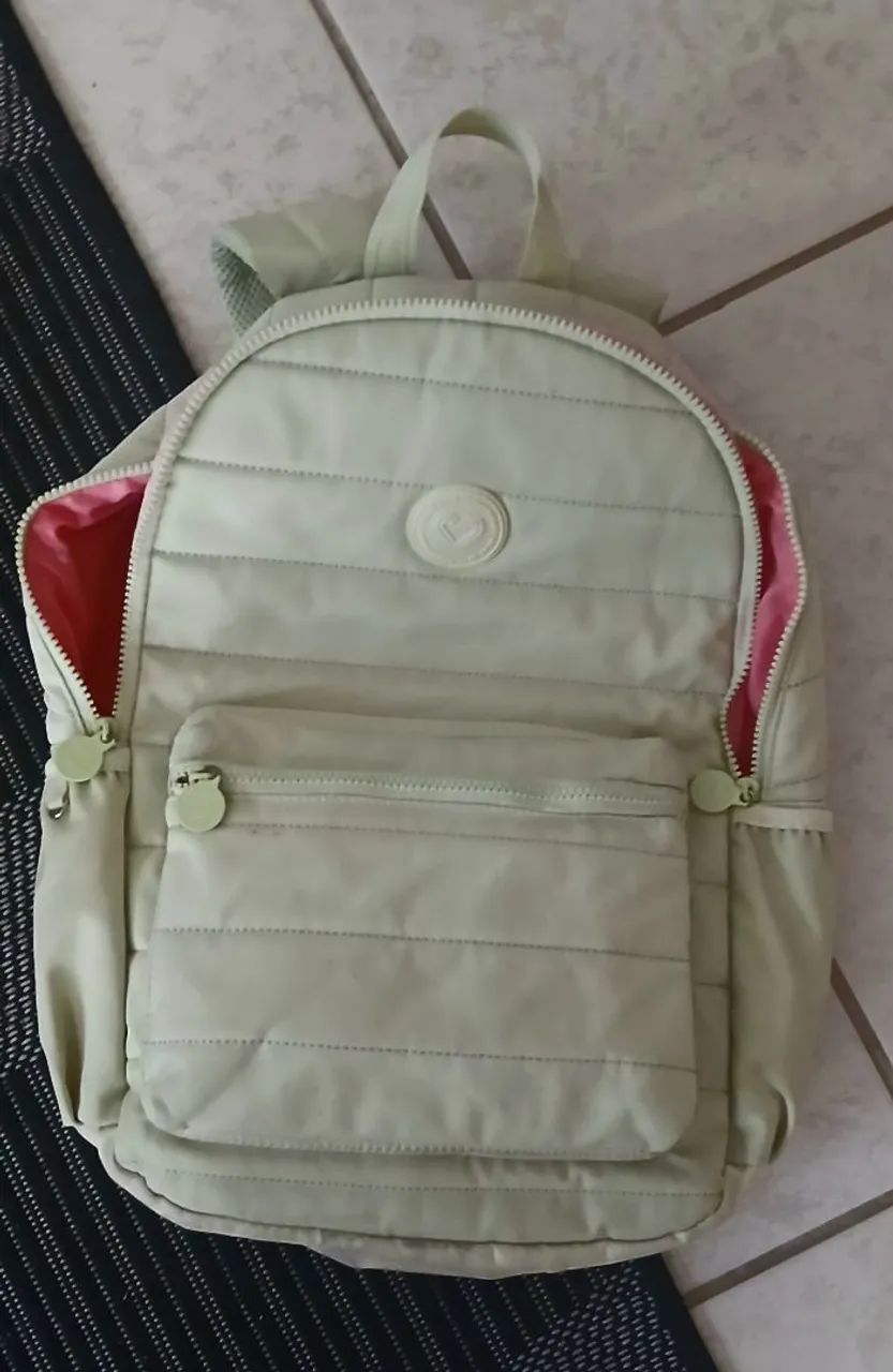 Mochila escolar juvenil verde e rosa.