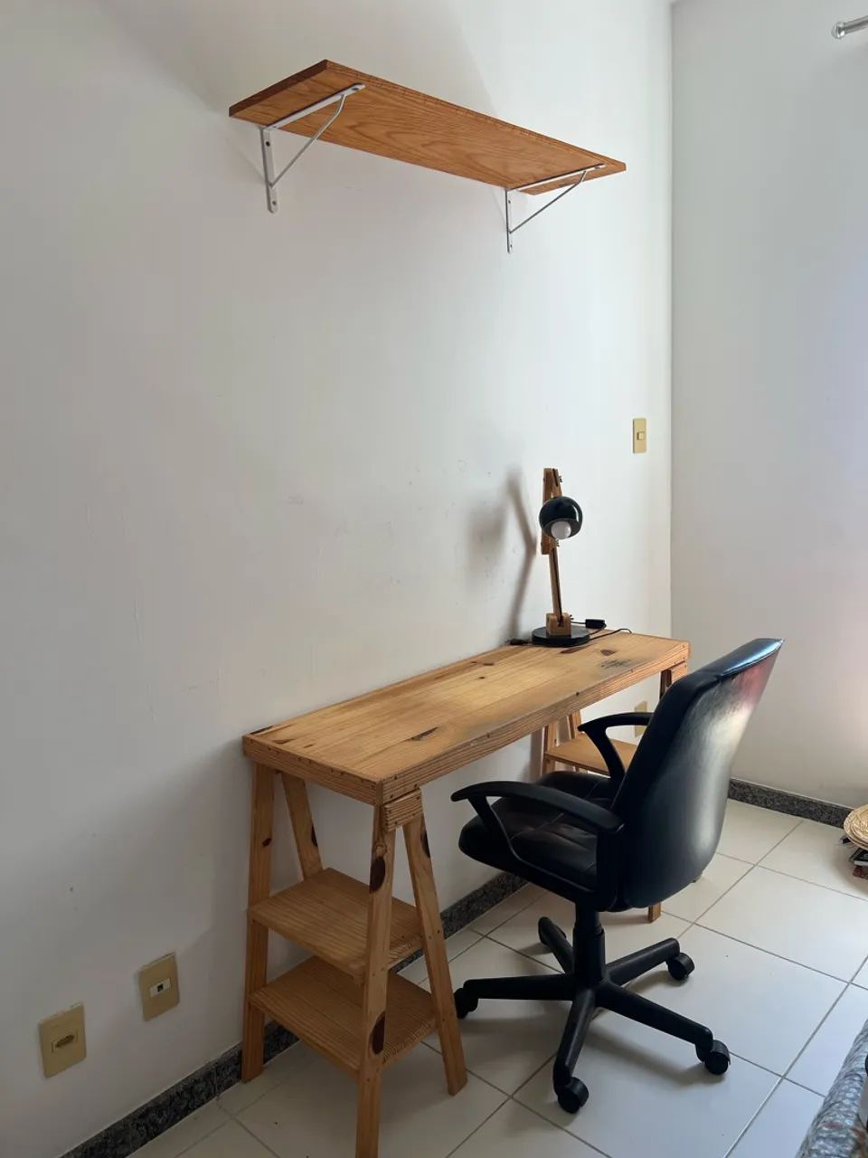 Mesa de estudo com prateleira e cadeira acolchoada + luminária  - Foto 3