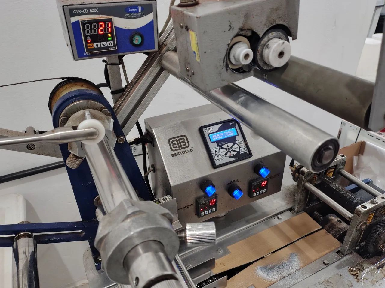 EMBALADORA AUTOMÁTICA DE PICOLÉ BERTOLLO COM DATADOR E FOTOCÉLULA 220 V MAX  - Foto 2