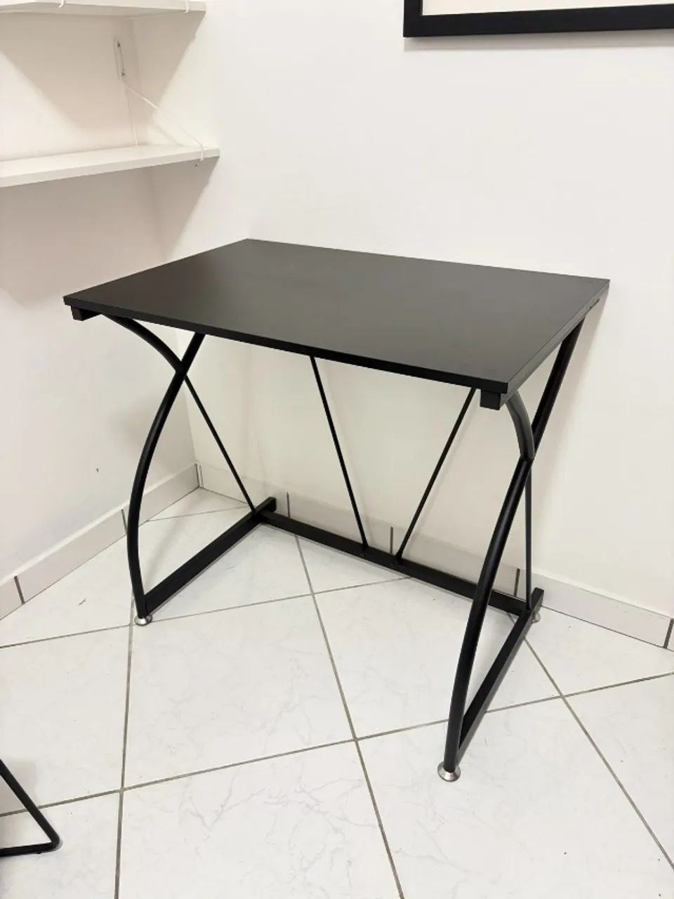 Escrivaninha preta compacta com pés em aço curvo - home office - Foto 2