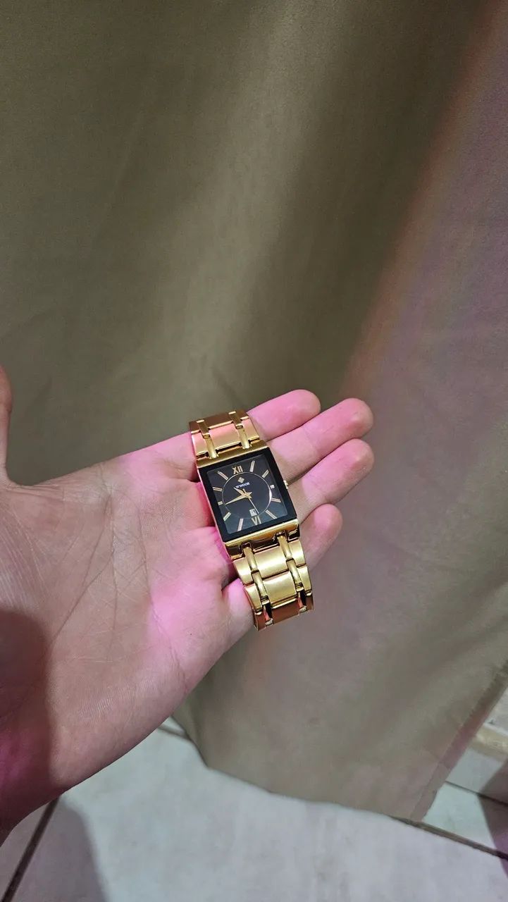 Relógio WWOOR dourado - IMPECÁVEL