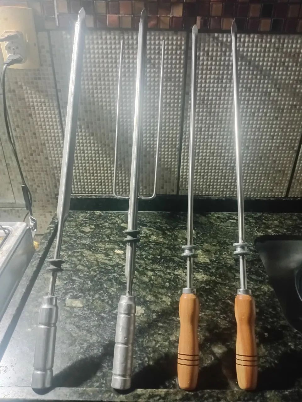 ABAIXEI O VALOR vendo kit com 4 espetos de inox com rodízio e cabo de madeira e alumínio - Foto 3