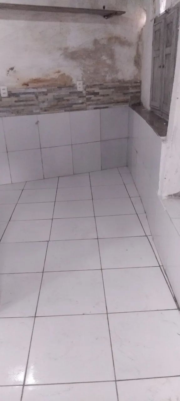 Aluga-se um cômodo simples com banheiro.  - Foto 2
