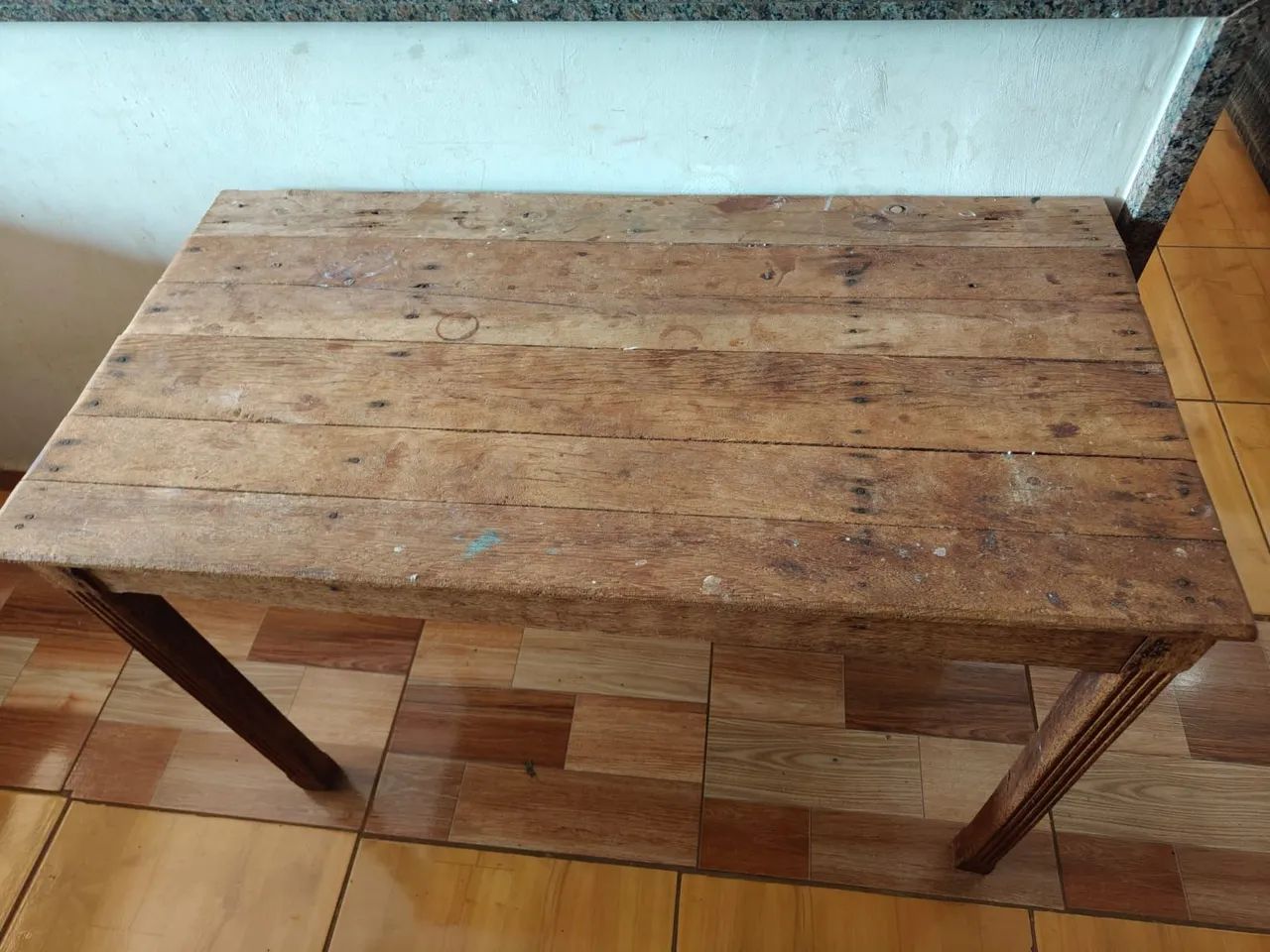 Mesa de madeira com 2 cadeiras usada ((ENTREGO GRATIS)) - Foto 2