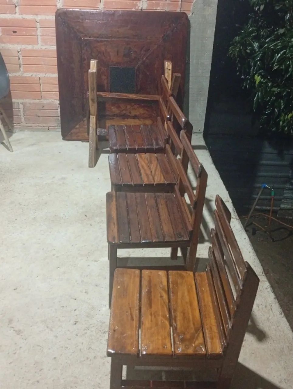 Mesa de madeira maciça com 4 cadeiras maciça  - Foto 3