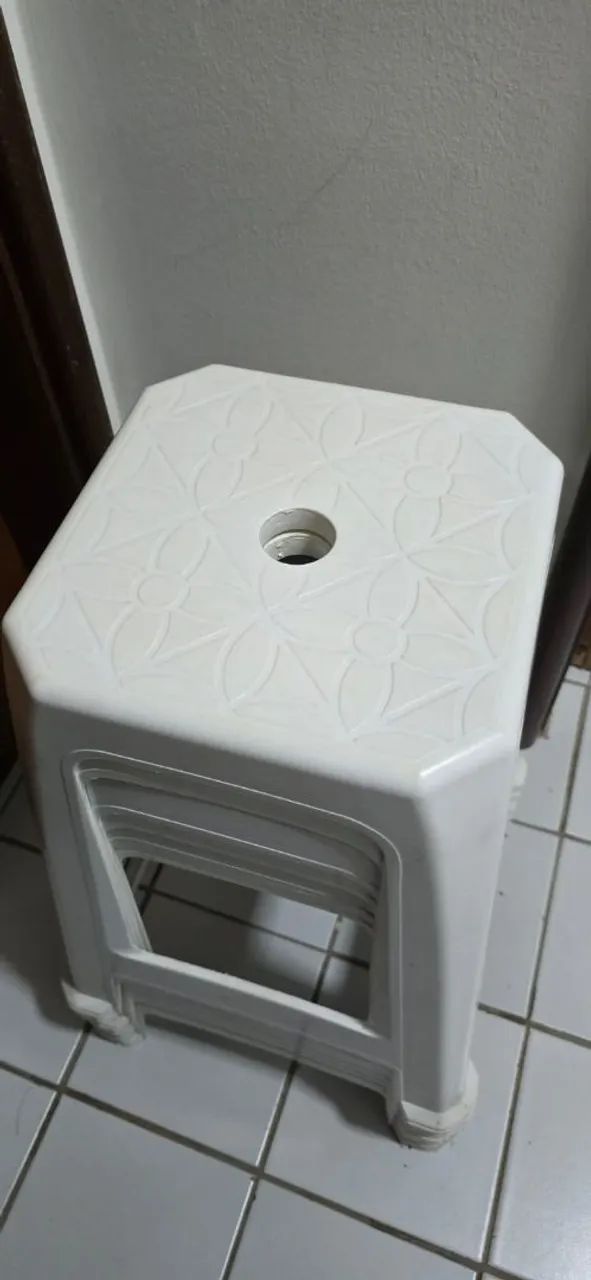 6 banquinhos de plástico 