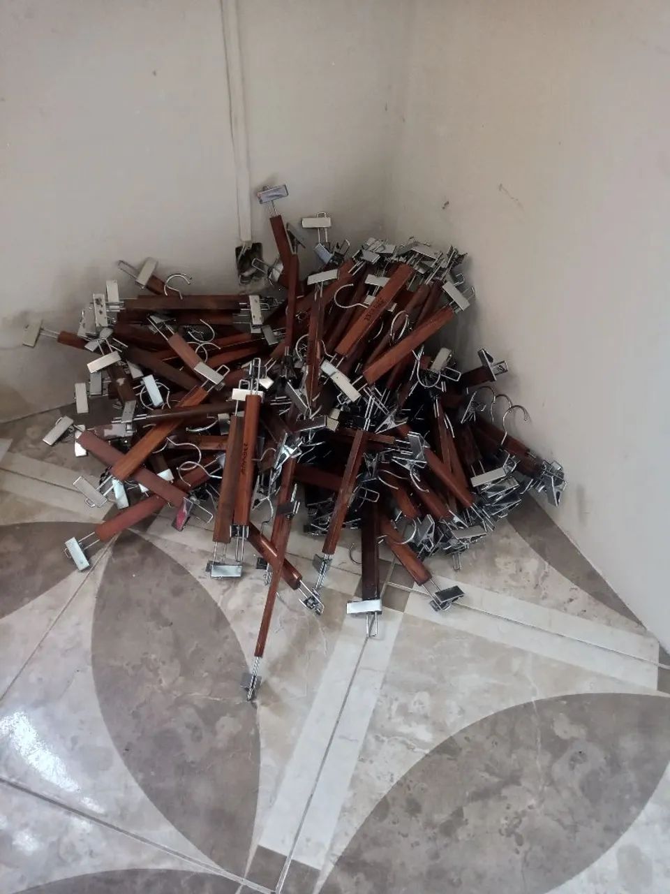 Vendo 130 cabides de madeira.R$2,50 cada - Foto 3