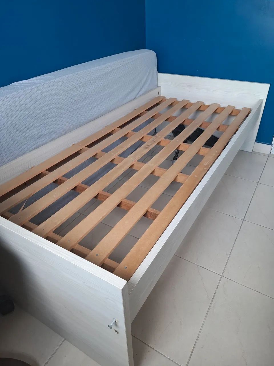 Cama solteiro (madeira e MDF) e sofá - Foto 5