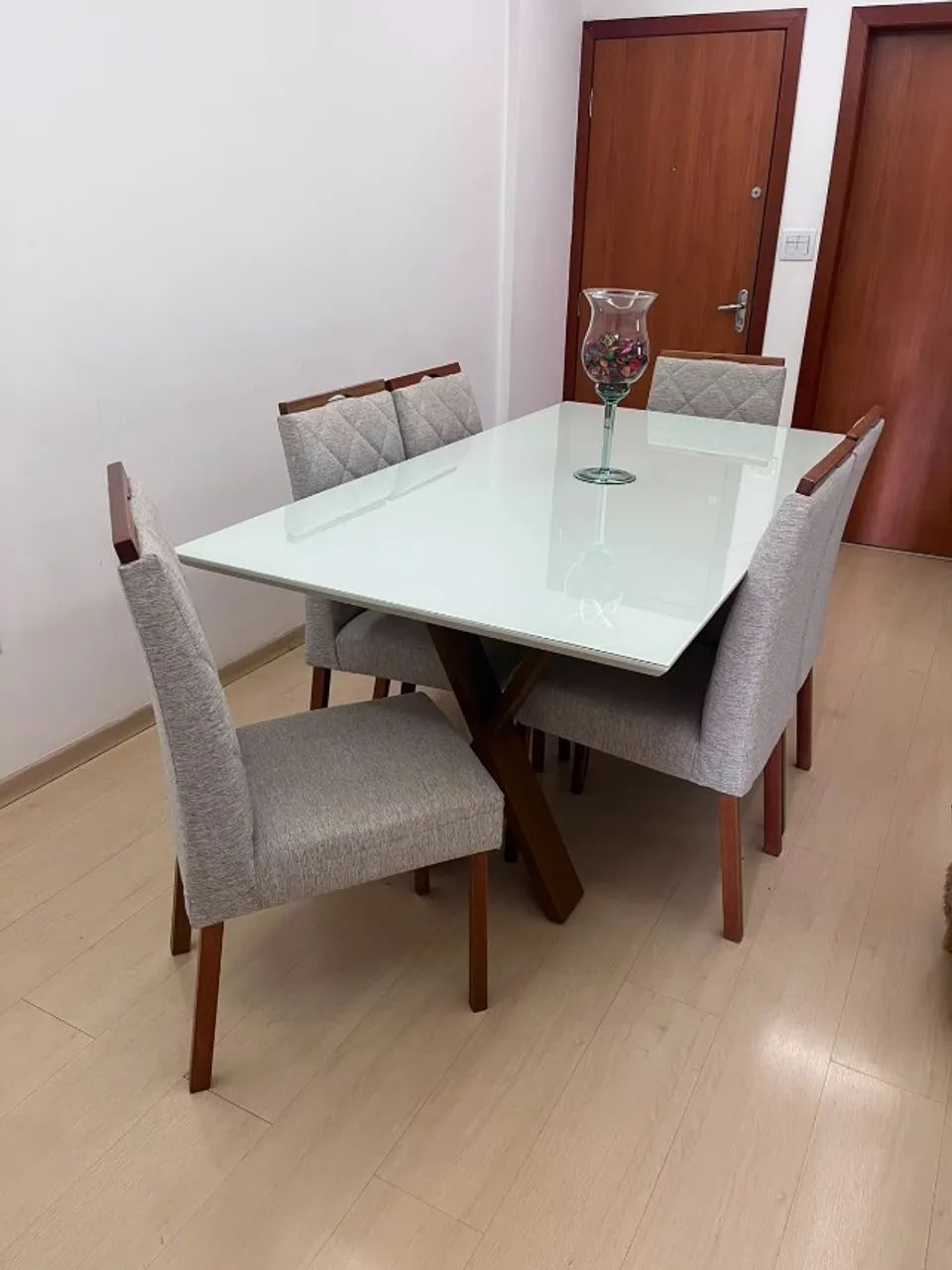 Mesa de jantar retangular com 6 cadeiras