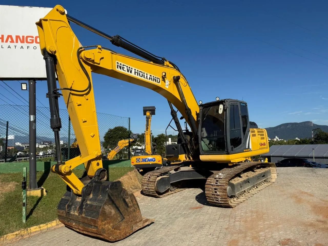 ESCAVADEIRA HIDRÁULICA NEWHOLLAND  E245C ME