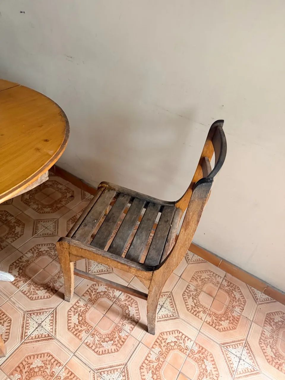 Mesa de madeira com 4 cadeiras - Foto 3