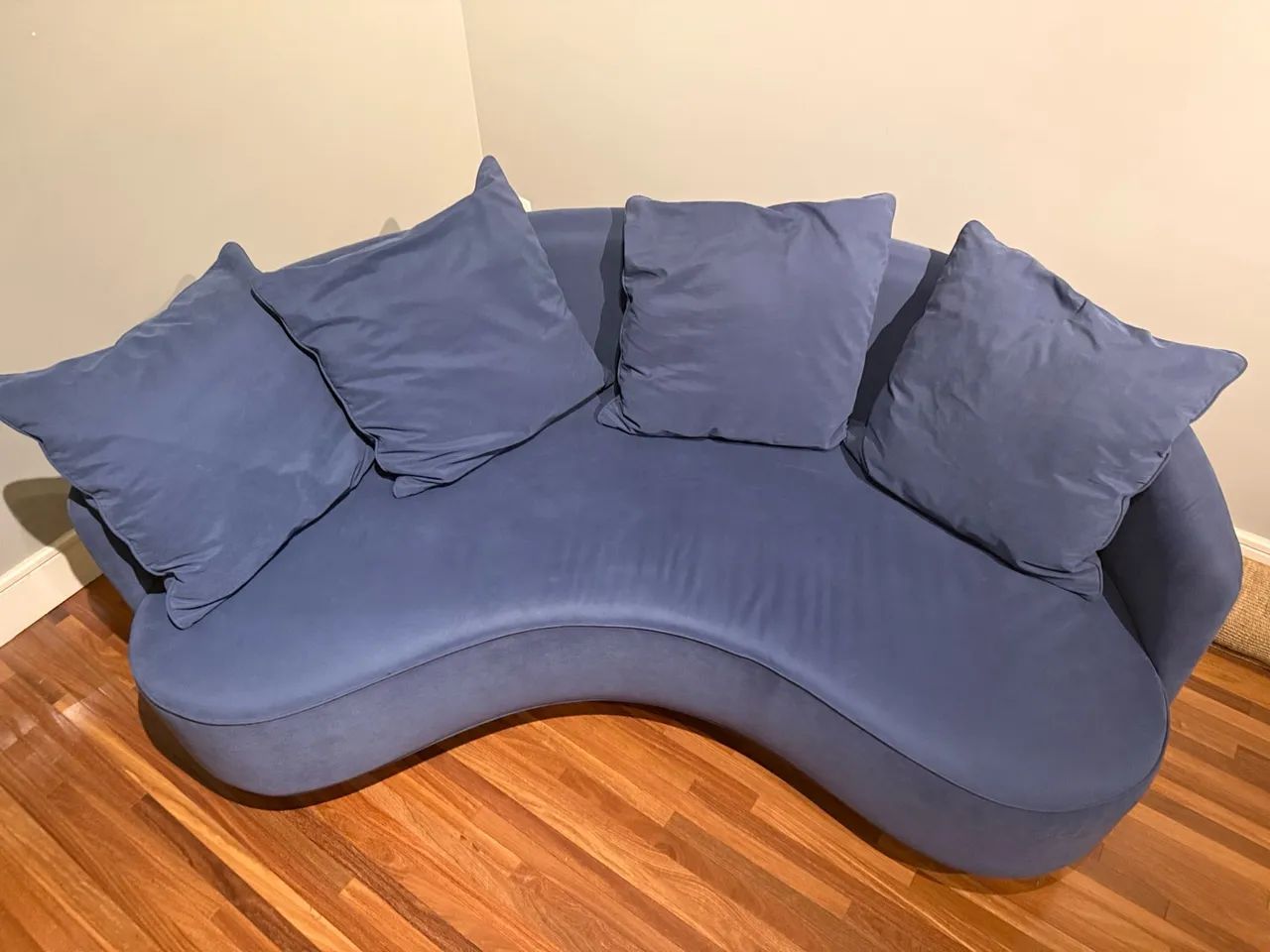 Sofá Líder curvo azul - design orgânico + almofadas - Foto 2