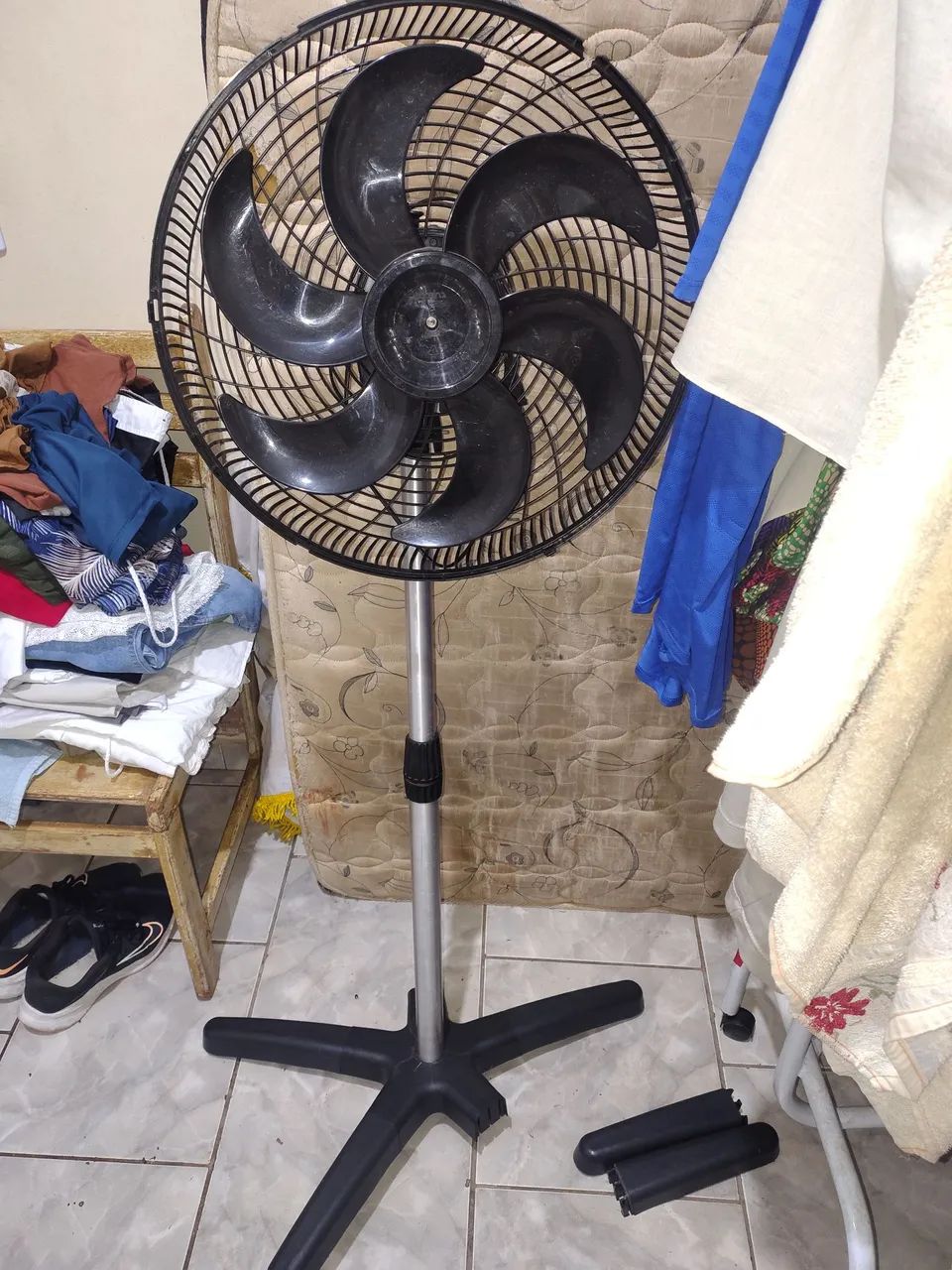 Ventilador de coluna com o pé quebrado 