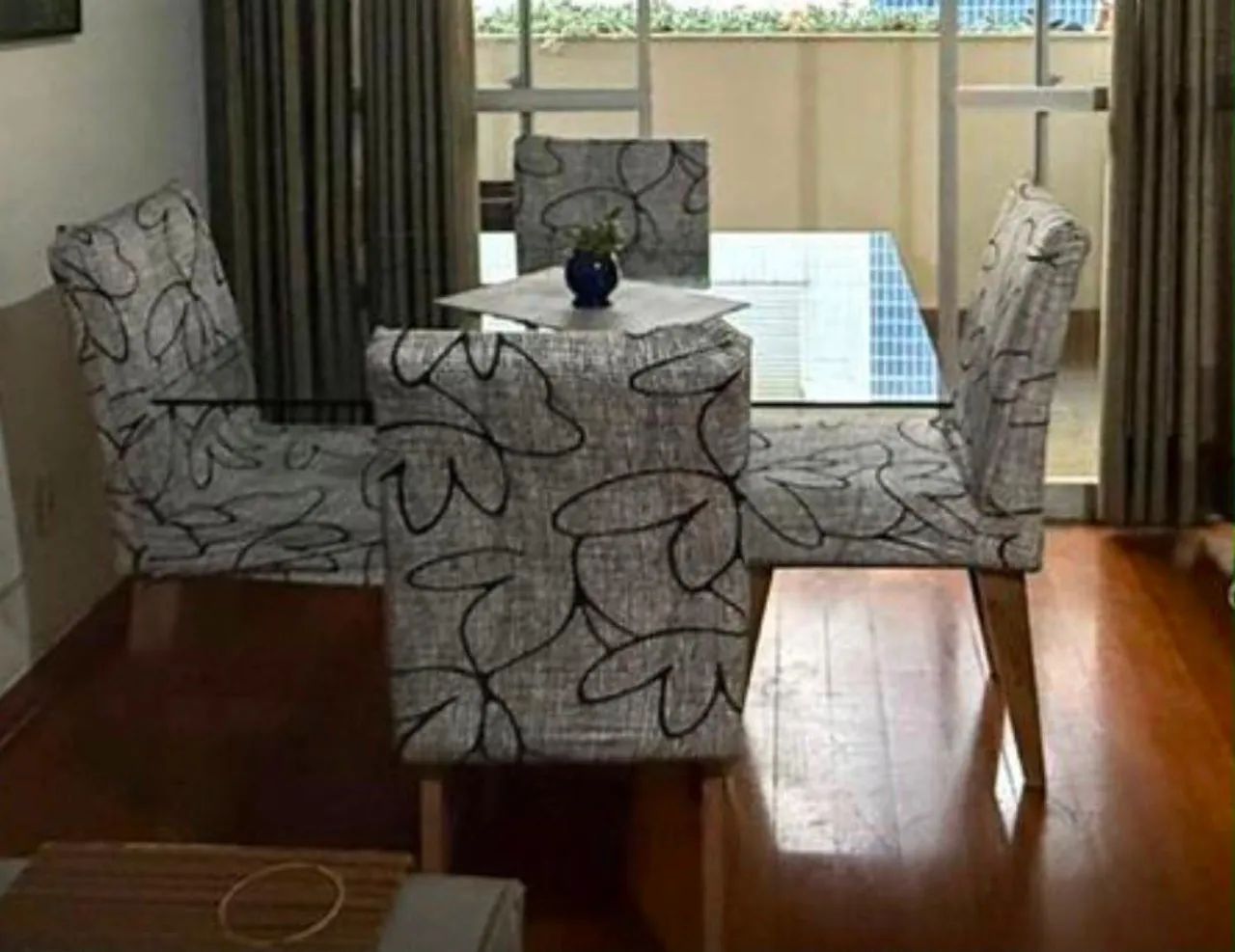 Mesa de jantar quadrada 