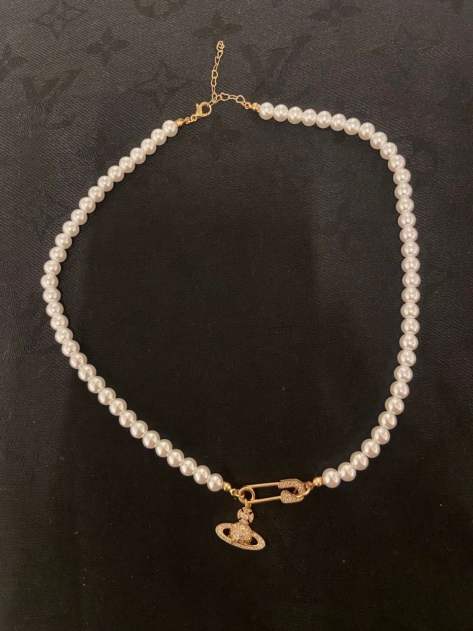 Colar de pérolas estilo Viviane Westwood com detalhes em dourado