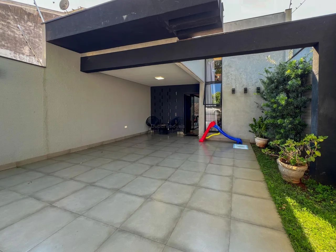 CASA MODERNA, CONFORTÁVEL E COMPLETA