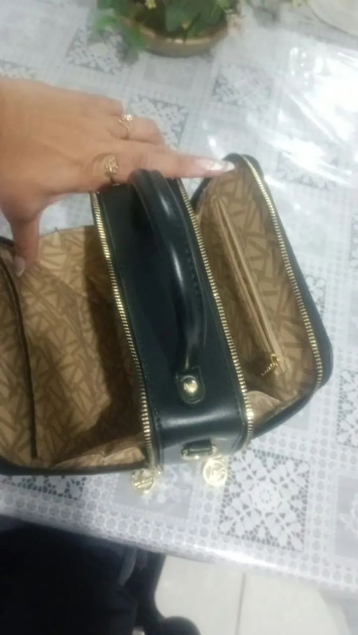 Vendo bolsa nova de mão  nunca usada 
